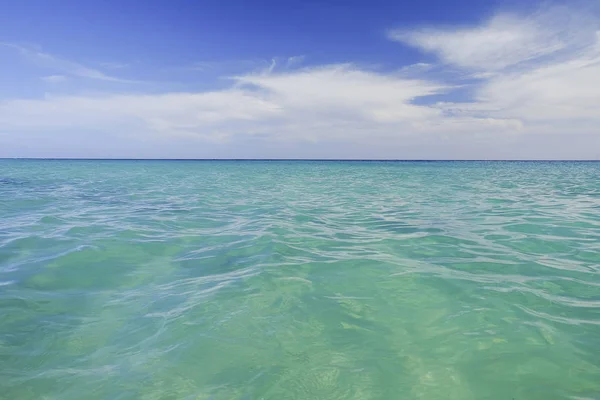 Tropikalne wody szmaragdowe morze. — Zdjęcie stockowe