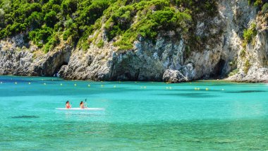 Paleokastritsa, Corfu, Yunanistan - 3 Temmuz 2017: Beach Palaiokastri
