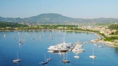 Yeni liman ve şehir KERKIRA Adası Korfu, Yunanistan görüntüleyin.