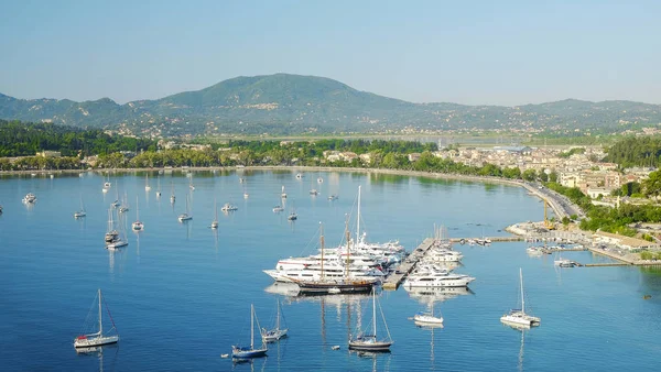 Yeni liman ve şehir KERKIRA Adası Korfu, Yunanistan görüntüleyin.