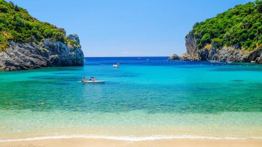 Corfu, Yunanistan - 5 Temmuz 2017: Görünüm sahilde Paleokastritsa Adası Korfu, Yunanistan.