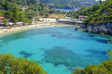 Paleokastritsa, Corfu, Yunanistan - 3 Temmuz 2017: Beach Paleokastritsa, yukarıdan görünüm.