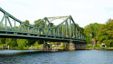Potsdam, Almanya - 15 Ağustos 2017: Potsdam, Glienicke Köprüsü.