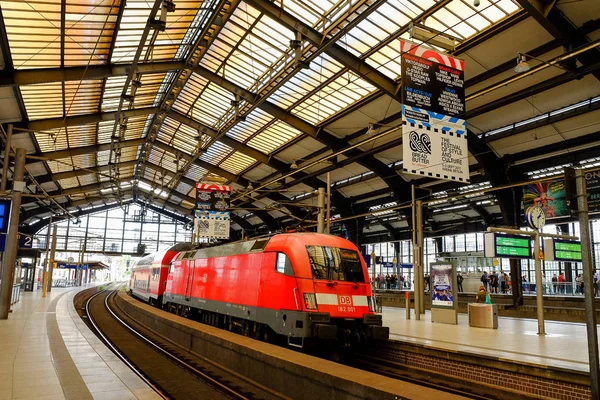 Berlin, Almanya - 19 Ağustos 2017: Friedrichstrasse İstasyonu tren ile.