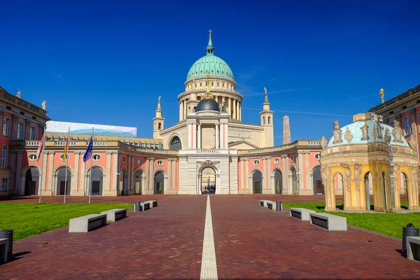 POTSDAM, GERMANIA - 29 AGOSTO 2017: Chiesa di San Nicola e Landtag di Brandeburgo . — Foto Stock