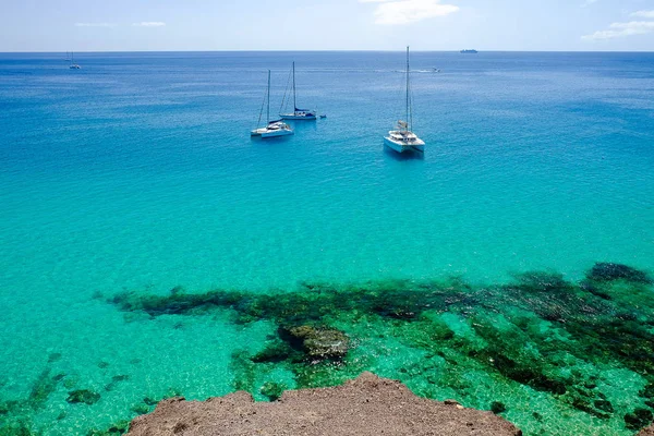 Barcos turísticos en Morro Jable Fuerteventura, España . — Foto de Stock