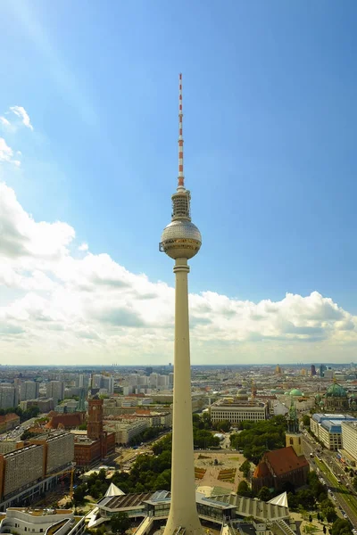 Βερολίνο, Γερμανία - 19. Αυγούστου 2017: Προβολή στο Βερολίνο με τον Πύργο της τηλεόρασης. — Φωτογραφία Αρχείου