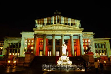 Berlin Almanya-1 Ekim 2017: Işıklar Festivali sırasında konser salonu.