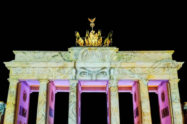 Βερολίνο Γερμανία-Οκτώβριος 1, 2017: πύλη του Βρανδεμβούργου φωτίζεται. — Φωτογραφία Αρχείου