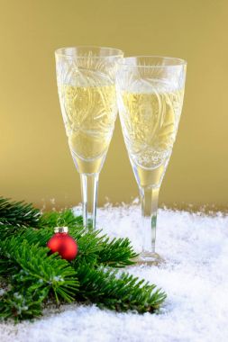 Yeni yıl kompozisyon: iki kadeh şampanya altın arka plan üzerinde ile.