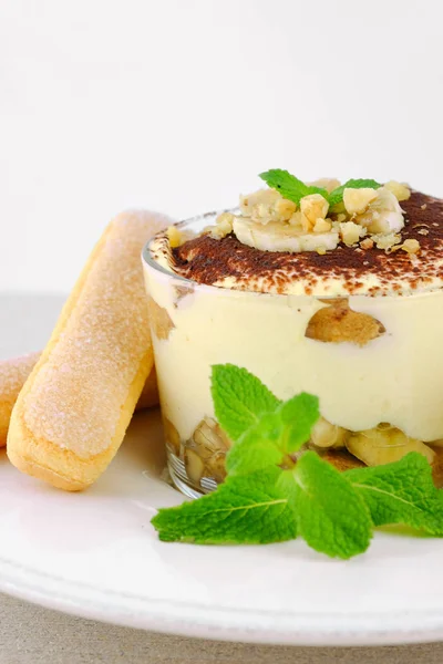 Tiramisu, tradizionale dolce italiano su fondo chiaro . — Foto Stock