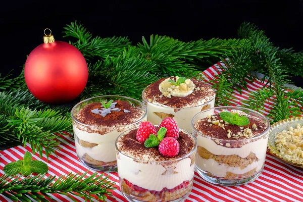 Várias artes de tiramisu como uma sobremesa para o jantar de Natal . — Fotografia de Stock