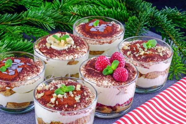 Tiramisu tatlı Noel yemeği olarak çeşitli sanat.