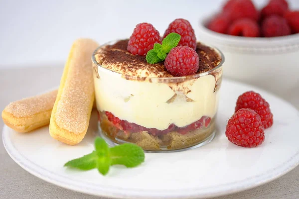 Italiensk Dessert Tiramisu Med Ruspberries Vit Platta — Stockfoto