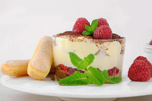 Italienisches Dessert Tiramisu Mit Himbeeren — Stockfoto