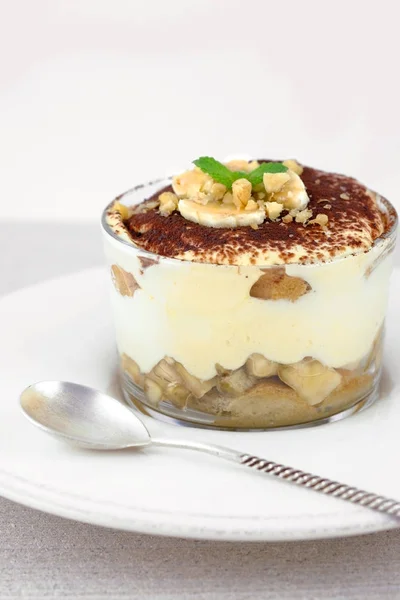 Sobremesa Italiana Tiramisu Com Banana Nozes — Fotografia de Stock