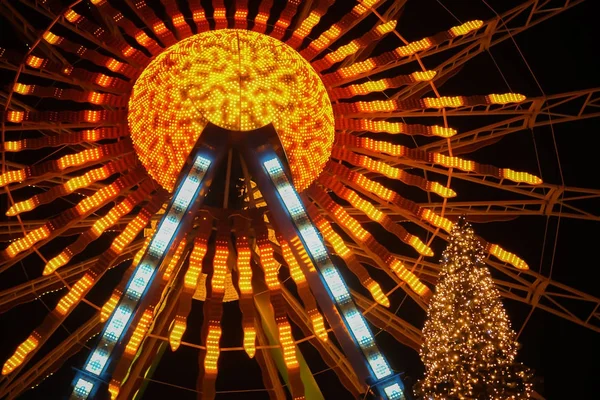 Upplyst pariserhjul och julgran på en Julmarknad i Berlin. — Stockfoto
