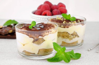 İtalyan tatlı tiramisu - değişik sanat.