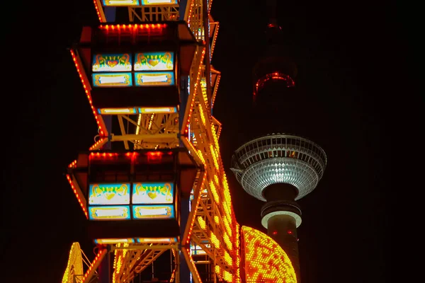 Berlin, deutschland - 11. Dezember 2017: Riesenrad und Fernsehturm auf dem Weihnachtsmarkt. — Stockfoto