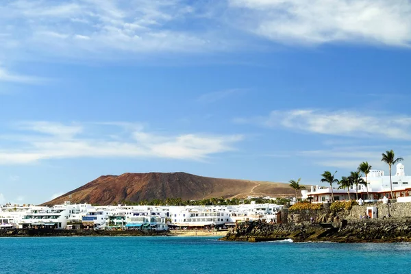 Beach Playa Blanca ve volkan Kanarya Adası Lanzarote, İspanya.