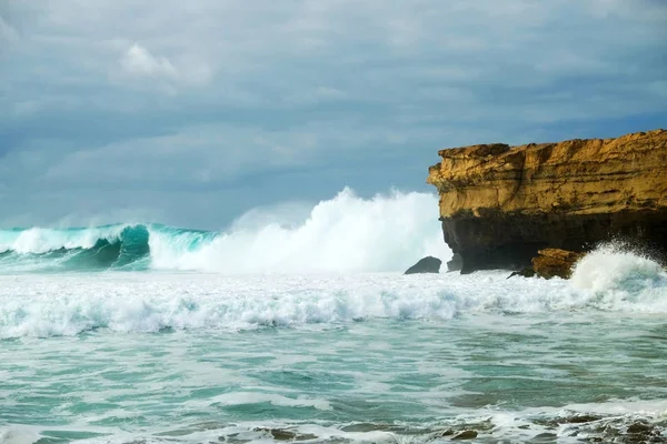 Hoge golven op het strand La pared op Fuerteventura, Spanje. — Stockfoto