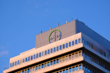 1 Nisan 2020, Berlin Almanya - Bayer Pharma AG, Berlin Wedding 'deki Bayer Sağlık Ürünleri' nin yönetim ve laboratuar binasının çatısında logo. 