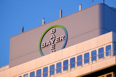 1 Nisan 2020, Berlin Almanya - Bayer Pharma AG, Berlin Wedding 'deki Bayer Sağlık Ürünleri' nin yönetim ve laboratuar binasının çatısında logo. 