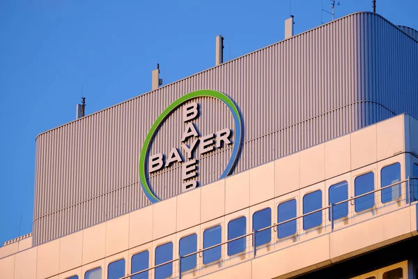 1 Nisan 2020, Berlin Almanya - Bayer Pharma AG, Berlin Wedding 'deki Bayer Sağlık Ürünleri' nin yönetim ve laboratuar binasının çatısında logo. 