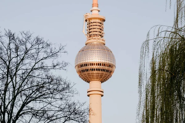 Fernsehturm Von Berlin Mit Blauem Himmel Hintergrund Nahaufnahme — Stockfoto