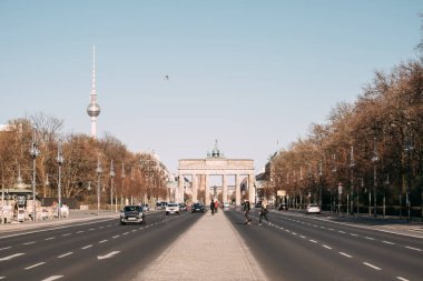 BERLİN, GERMANY - 04.04.2020: Berlin 'in merkezindeki Brandenburg Kapısı ve TV Kulesi.