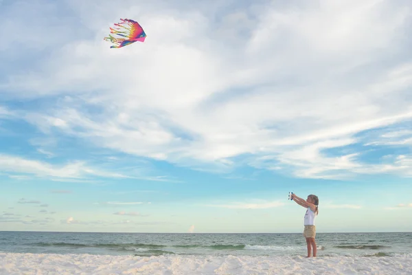 Kleines Madchen Am Strand Drachen Hoch Oben In Den Himmel Kleines Madchen Am Strand Drachen Hoch Oben In Den Himmel