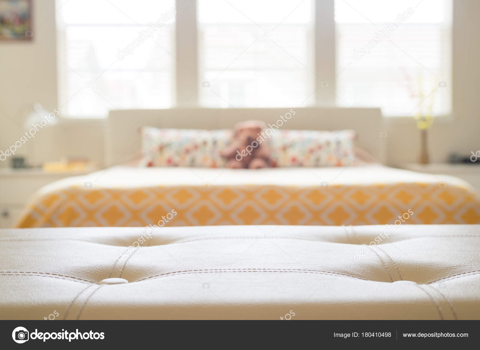 https://st3.depositphotos.com/4575657/18041/i/1600/depositphotos_180410498-stockafbeelding-witte-lederen-leeg-bankje-voor.jpg