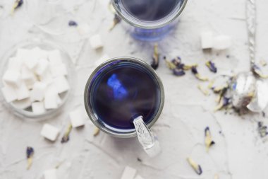 Mavi Tayland Anchan çayı cam bardakta.