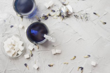 Mavi Tayland Anchan çayı cam bardakta.