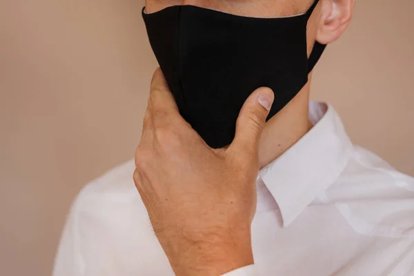 Hombre Quita Máscara Protectora Fin Pandemia Del Coronavirus — Foto de Stock
