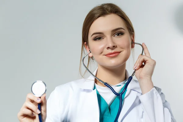 Güzel kadın doktor stetoskop portre üzerinde koymak — Stok fotoğraf