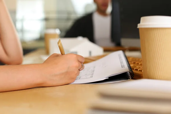 Weibliche Hand halten Stift arbeitet mit Architektin Projekt — Stockfoto