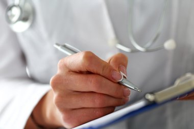 Gümüş kalem tutan kadın tıp doktor el