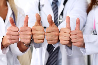 Üç tıp doktor göster Tamam başparmak ile kaydolun