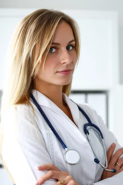 Vackra kvinnliga läkare med händerna korsade på bröstet — Stockfoto
