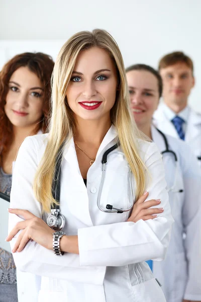 Grupo de médicos posando orgullosamente — Foto de Stock