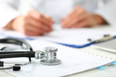 Sağlık stetoskop kardiyogram grafik portre üzerinde yalan