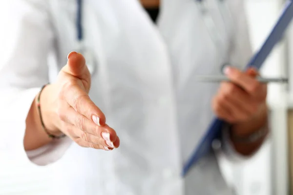 Medizinerin reicht Hand zum Händeschütteln — Stockfoto