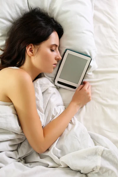Молодая красивая брюнетка женщина портрет лежит в постели спит — стоковое фото