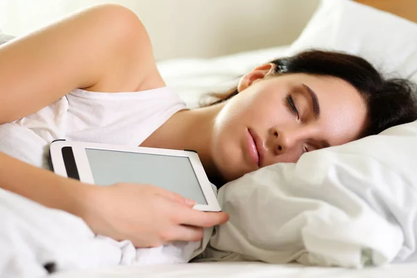 Portret van de jonge mooie brunette vrouw liggend in bed slapen — Stockfoto