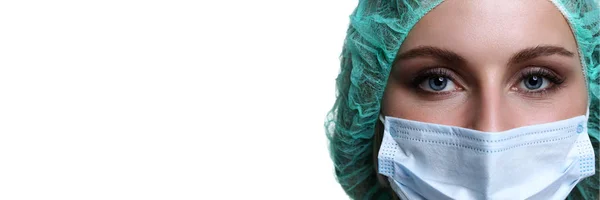 Wajah dokter wanita mengenakan topeng pelindung dan topi bedah hijau — Stok Foto