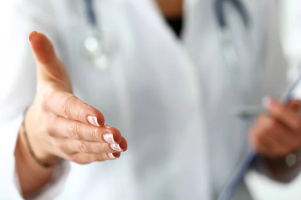 Médico de medicina que ofrece la mano para estrechar en el consultorio de cerca —  Fotos de Stock