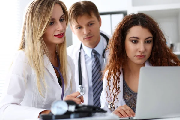 Grupp läkare använder laptop dator sitter i office — Stockfoto