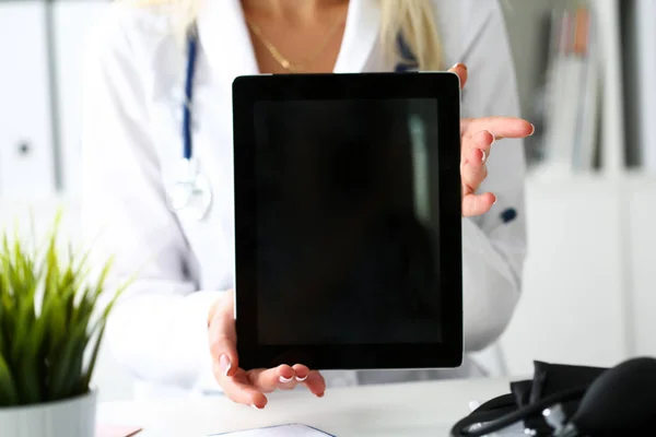 デジタル タブレットの pc を保持している女性医師 — ストック写真