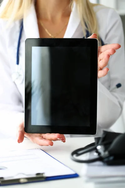 Médica feminina segurando tablet digital pc — Fotografia de Stock